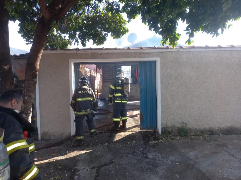 Foto 2 de 5 — FOTOS: Casa pega fogo em Araraquara; bombeiros estão no local